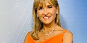 Η Μάρα Ζαχαρέα με πορτοκαλί τοπ και λευκό τζιν