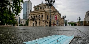 Μια πεσμένη μάσκα μπροστά από την Όπερα της Φρανκφούρτης