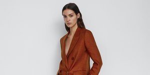 γυναίκα με παντελόνι Massimo Dutti
