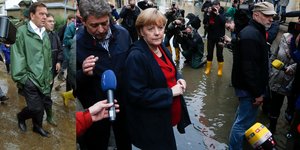 Ο Γκέρχαρντ Σρέντερ (αριστερά) με γαλότσες στις πλημμύρες του 2020 και Μέρκελ (δεξιά) το 2013 