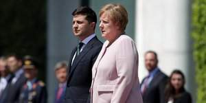 Η Μέρκελ το 2019 τρέμοντας δίπλα στον Ουκρανό πρόεδρο