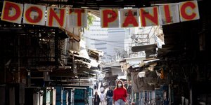 Μην πανικοβάλεστε, το μήνυμα σε υπαίθρια αγορά του Τελ Αβίβ, στο Ισραήλ