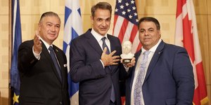 Ο Κυριάκος Μητσοτάκης παραλαμβάνει το βραβείο από τους AHEPA