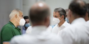 Μητσοτάκης με λευκή μάσκα σε περιοδεία μιλάει με κόσμο