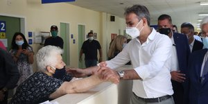 Ο Κυριάκος Μητσοτάκης χαιρετά ηλικιωμένη στην Κρήτη