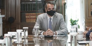 μητσοτακης τραπεζι ποτηρια
