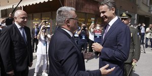 Μητσοτακης μιλαει χαμογελαστος 