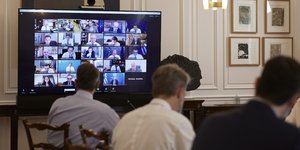 Ο Κυριάκος Μητσοτάκης στην τηλεδιάσκεψη του υπουργικού