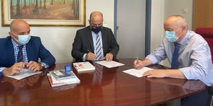 Η στιγμή της υπογραφής του μνημονίου