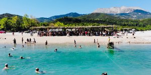 Μπάνιο στα γαλάζια νερά της Κοιλάδας Αχελώου