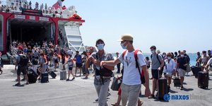 Το αδιαχώρητο στο λιμάνι της Νάξου με 25 αφίξεις πλοίων την ημέρα