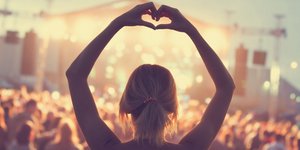 κοπέλα και κόσμος σε πάρτι