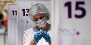 Νοσοκόμα σε εμβολιαστικό κέντρο στη Ρωσία