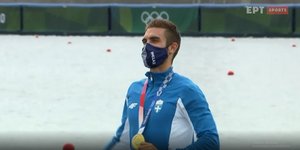 Η στιγμή της απονομής του χρυσού μεταλλίου στον Στέφανο Ντούσκο