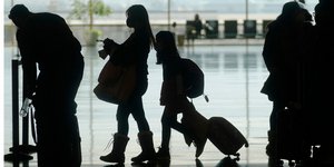 οικογένεια σε αεροδρόμιο