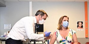 Ο υπουργός Υγείας εμβολίασε μπροστά στις τηλεοπτικές κάμερες την υφυπουργό Οικονομικών	