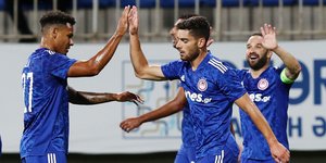 Πανηγυρίζουν οι παίκτες του Ολυμπιακού