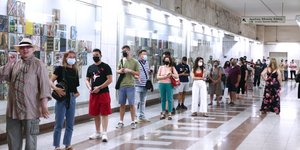 Ουρές στο μετρό για τεστ κορωνοϊού