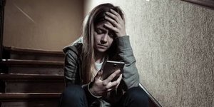 παιδί παρακολουθεί στο κινητό