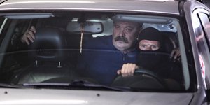 Ο Χρήστος Παππάς μεταφέρεται με όχημα της αστυνομίας στη φυλακή Δομοκο