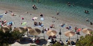 παραλια ψαθινες ομπρελες