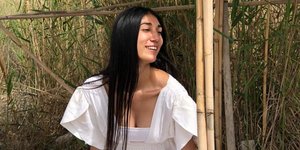 Παρασκευή Κερασιώτη με λευκό φόρεμα