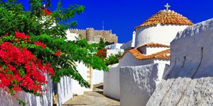ροζ λουλούδια απέναντι από εκκλησία σε Πάτμο