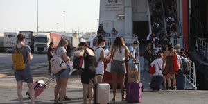 Αυξημένη η κίνηση στο λιμάνι του Πειραιά για τους αδειούχους