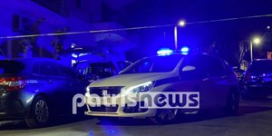 περιπολικό αστυνομίας με σειρήνα τη νύχτα