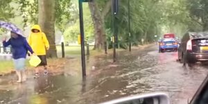 πλημμυρισμένοι δρόμοι στο Λονδίνο