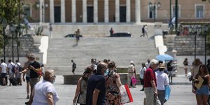 πολιτες μπροστα σε βουλη