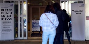 Πολίτες στη Μεγάλη Βρετανία πηγαίνουν για εμβολιασμό κατά του κορωνοϊού