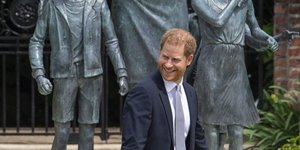 Ο πρίγκιπας Χάρι μπροστά από το άγαλμα της μητέρας του 