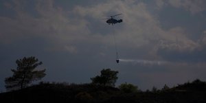 Πυροσβεστικό ελικόπτερο επιχειρεί πάνω από φωτιά στην Κύπρο