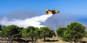 Σε εξέλιξη η προσπάθεια κατάσβεσης της φωτιάς στη Χίο