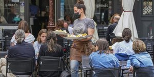 σερβιτορα πιατα