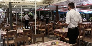 ταβέρνα εστιατόριο σερβιτόρος