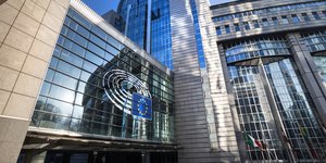 κτίριο ευρωκοινοβουλίου με σήμα