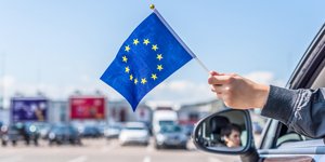 σημαιάκι ΕΕ σε αυτοκίνητο
