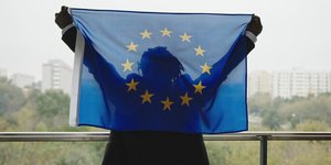 άνθρωπος με σημαία της ΕΕ