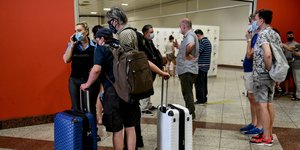 τουρίστες με βαλίτσες σε μετρό Σύνταγμα για έλεγχο COVID με rapid test