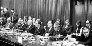 Φωτογραφία από τη διαδικασία υπογραφής της Συνθήκης Συγχώνευσης στις 8 Απριλίου 1965