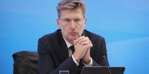 Aκης Σκέτρτσος δεμενα χερια 