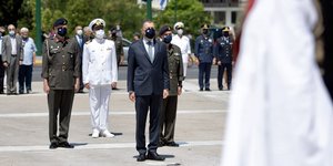 Κατάθεση στεφάνου στο μνημείο του Αγνώστου Στρατιώτη στο Σύνταγμα