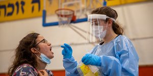 Έφηβη πραγματοποιεί τεστ κορωνοϊού σε γήπεδο μπάσκετ στο Ισραήλ