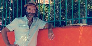 Ο Θανάσης Ευθυμιάδης χαμογελαστός