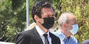 Θάνος Τοκάκης με μαύρη μάσκα σε κηδεία αδελφού του Βασίλη