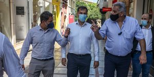 Θεοχάρης περπατάει στην Κρήτη