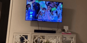 Ανακάλυψε πως την απατά ο σύντροφός της