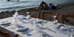 Τραπέζι εστιατορίου πάνω στη θάλασσα